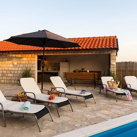 Villa Source With Private Pool Pridvorje Bagian luar foto
