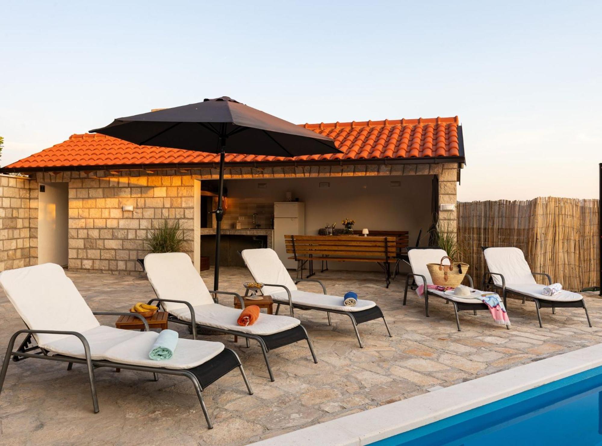 Villa Source With Private Pool Pridvorje Bagian luar foto