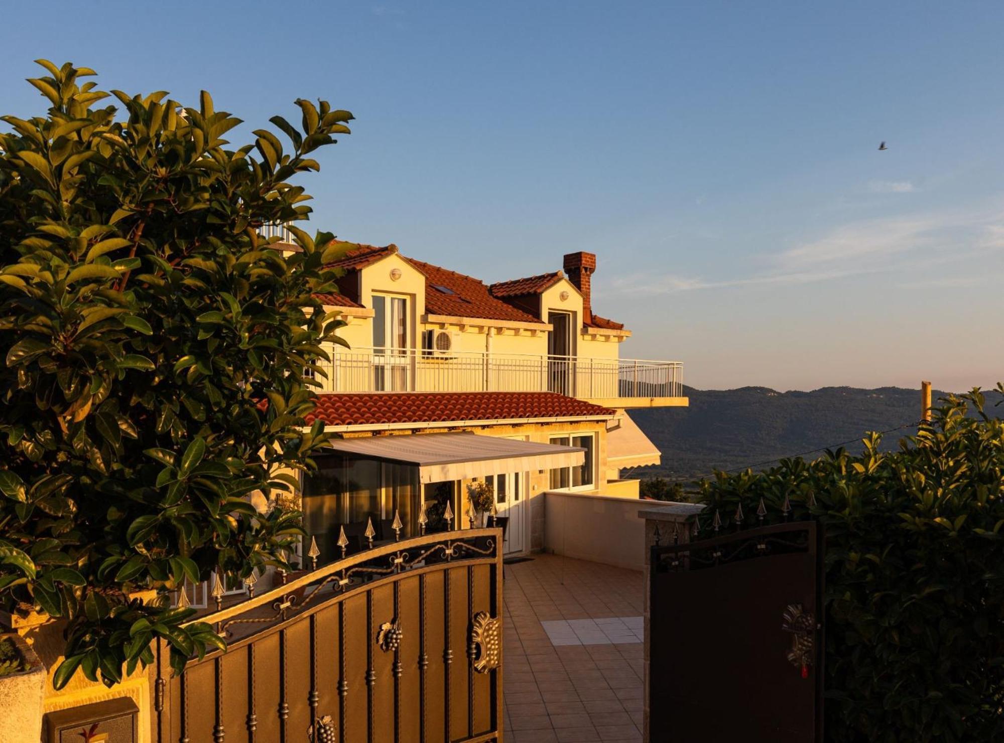 Villa Source With Private Pool Pridvorje Bagian luar foto